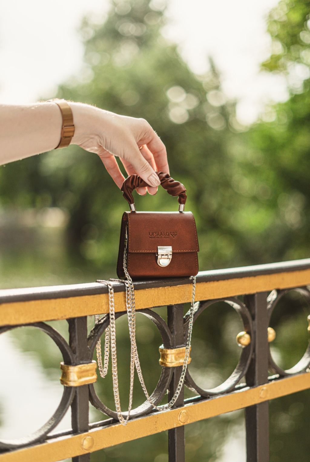 Torebka Rose Mini na moście – detal vintage w nowym wydaniu