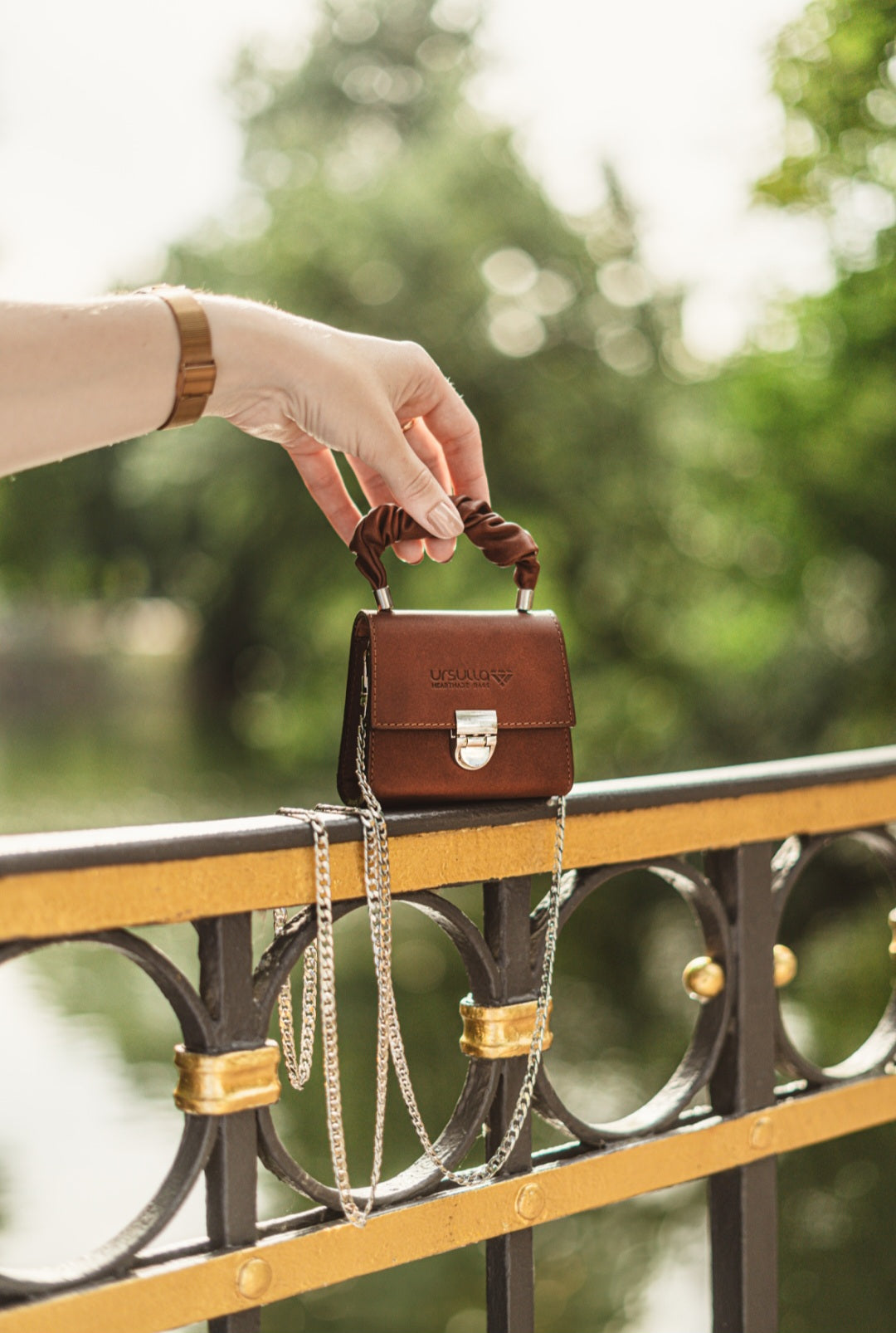 Torebka Rose Mini na moście – detal vintage w nowym wydaniu