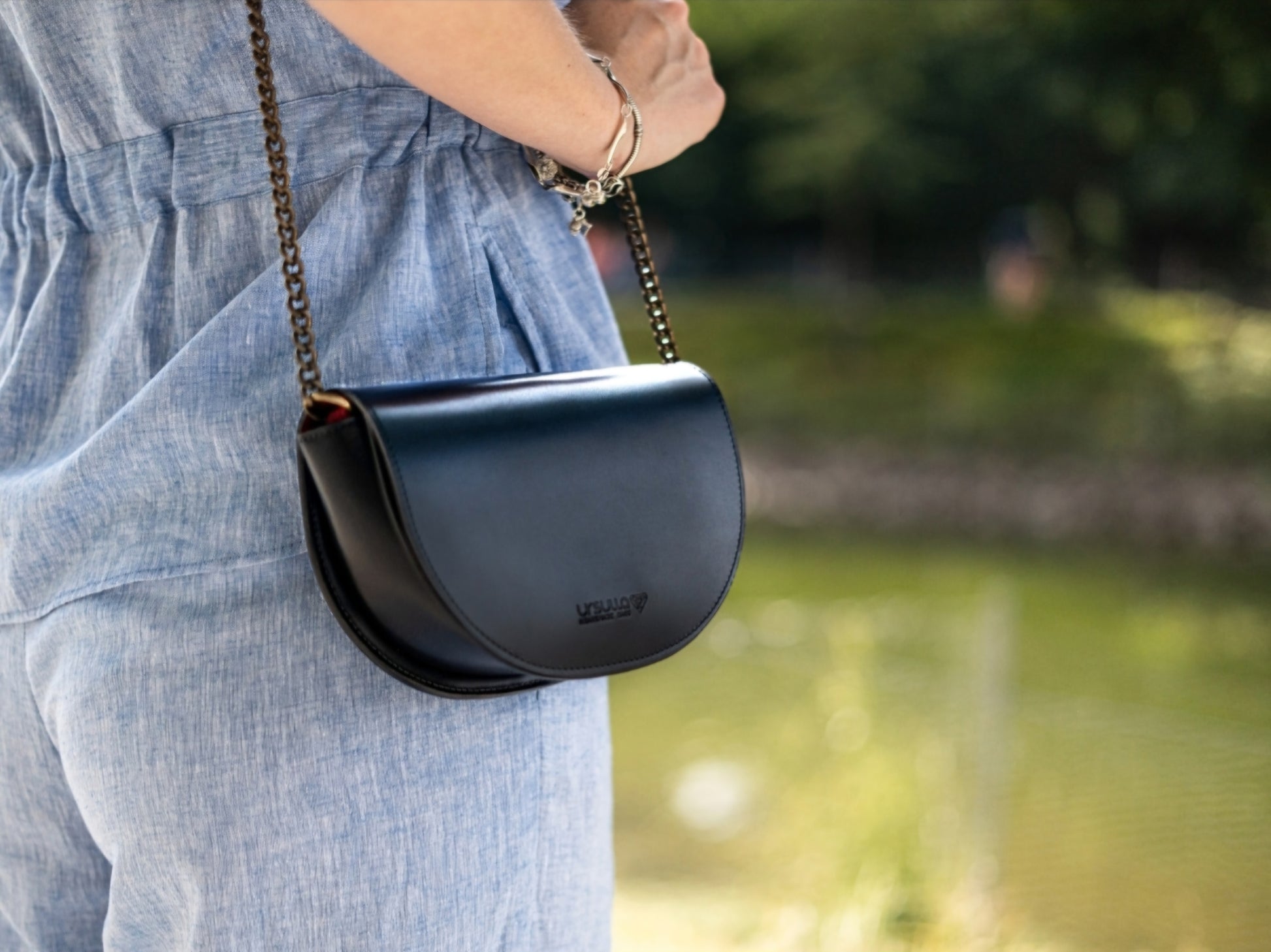 Torebka na ramię ze skóry naturalnej Lunna Bold – stylizacja uliczna