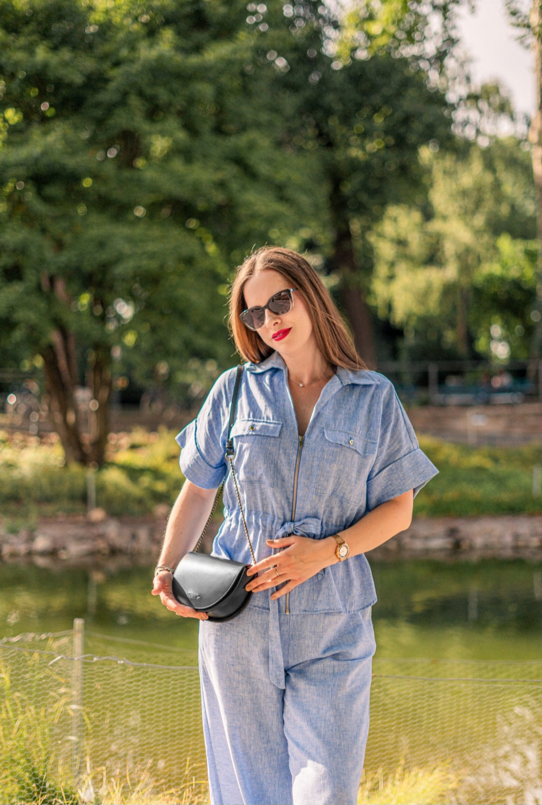 Stylizacja z czarną torebką Lunna Bold – klasyczna elegancja